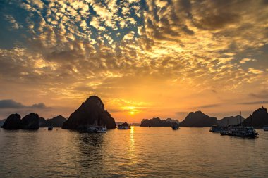 Halong bay, Vietnam bir yaz günü'nde günbatımı