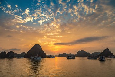 Halong bay, Vietnam bir yaz günü'nde günbatımı