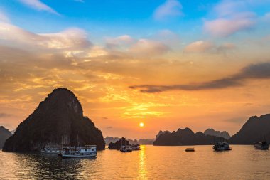 Halong bay, Vietnam bir yaz günü'nde günbatımı