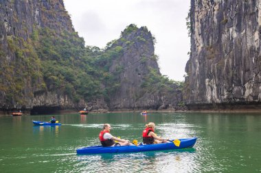 Halong, Vietnam - 17 Haziran 2018: turist Halong Bay, bir yaz günü Vietnam'da mağara keşfetmek