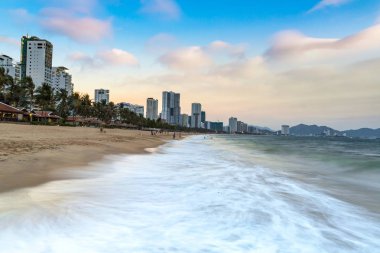 Bir yaz günü nde Nha Trang, Vietnam, bir plajda günbatımı