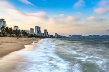 Bir yaz günü nde Nha Trang, Vietnam, bir plajda günbatımı
