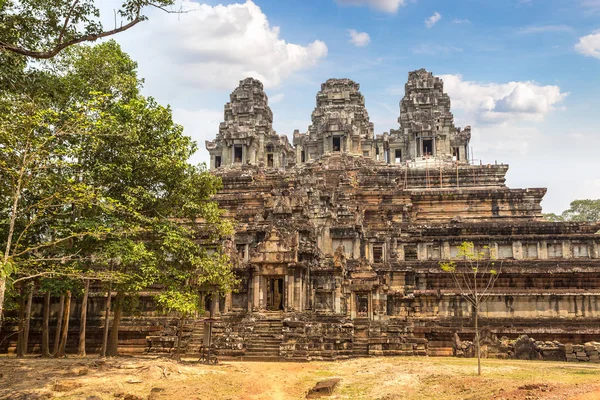 Ta Keo tapınak kalıntıları olduğunu Khmer antik tapınak Siem Reap içinde karmaşık Angkor Wat, Kamboçya'da bir yaz günü