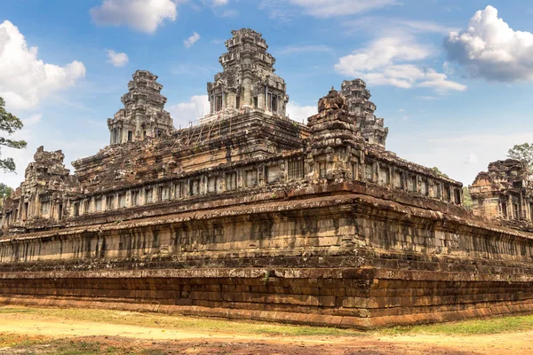 Ta Keo tapınak kalıntıları olduğunu Khmer antik tapınak Siem Reap içinde karmaşık Angkor Wat, Kamboçya'da bir yaz günü