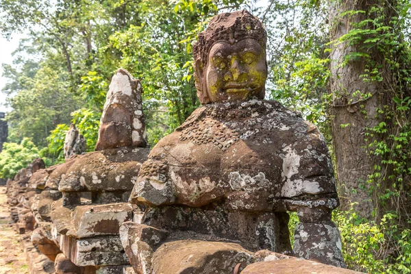 Řada Soch Bráně Komplexu Angkor Wat Siem Reap Kambodža Letním — Stock fotografie