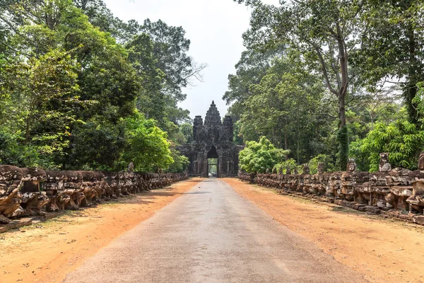Satır kapısı karmaşık Angkor Wat Siem Reap, Kamboçya'da bir yaz günü içinde içinde içinde heykel