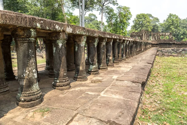 Baphuon tapınak kalıntıları olduğunu Khmer antik tapınak Siem Reap içinde karmaşık Angkor Wat, Kamboçya'da bir yaz günü