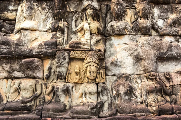 Heykel duvar filler Teras Tapınağı üzerinde karmaşık Angkor Wat Siem Reap, Kamboçya içinde Khmer antik tapınak.