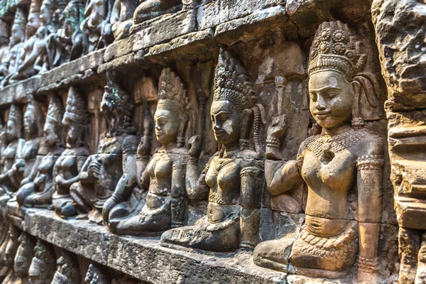 雕塑在大象寺庙的墙壁露台是高棉古庙在复杂吴哥窟在柬埔寨暹粒 — 图库照片
