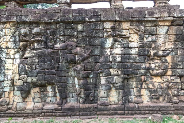 壁の象のテラス寺院の彫刻は複雑なアンコール ワット シェムリ アップ カンボジアのクメール古代寺院です — ストック写真