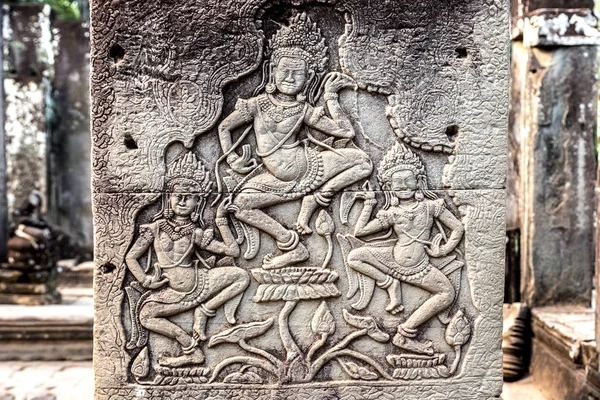 バイヨン寺院は 複雑なアンコール ワット シェムリ アップ 夏の日でカンボジアにクメール古代寺院 — ストック写真