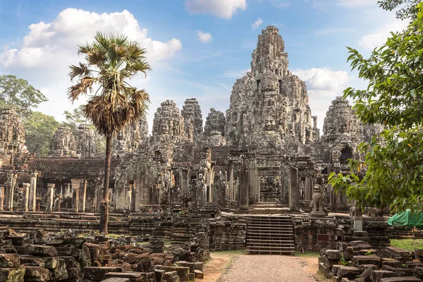 Bayon tapınağıdır Khmer antik tapınak Siem Reap içinde karmaşık Angkor Wat, Kamboçya'da bir yaz günü