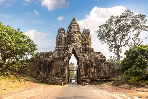 Satır kapısı karmaşık Angkor Wat Siem Reap, Kamboçya'da bir yaz günü içinde içinde içinde heykel