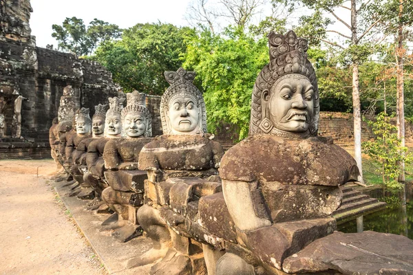 Satır kapısı karmaşık Angkor Wat Siem Reap, Kamboçya'da bir yaz günü içinde içinde içinde heykel