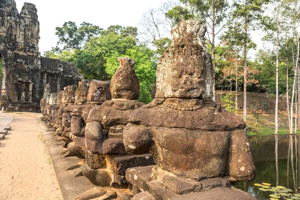 Řada Soch Bráně Komplexu Angkor Wat Siem Reap Kambodža Letním — Stock fotografie