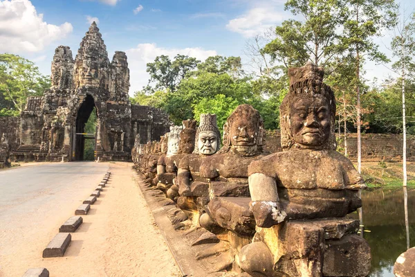 Satır kapısı karmaşık Angkor Wat Siem Reap, Kamboçya'da bir yaz günü içinde içinde içinde heykel