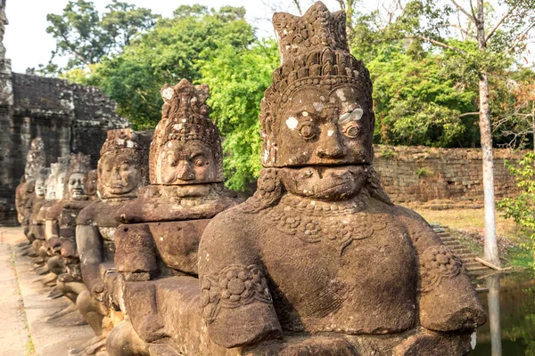 Satır kapısı karmaşık Angkor Wat Siem Reap, Kamboçya'da bir yaz günü içinde içinde içinde heykel