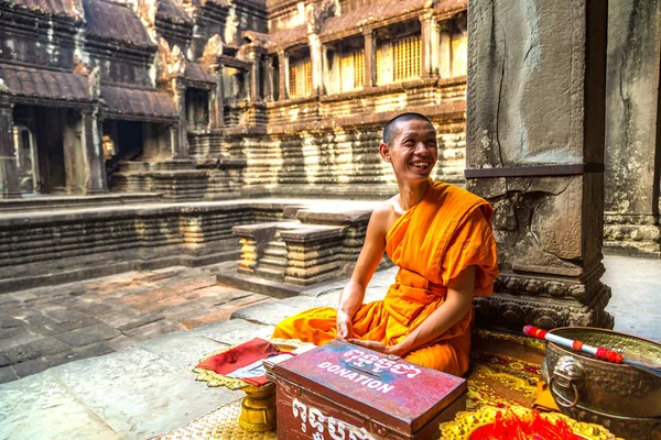 Siem Reap, Kamboçya - 11 Haziran 2018: Budist rahip Siem Reap, Kamboçya'da bir yaz günü Angkor Wat Tapınağı içinde