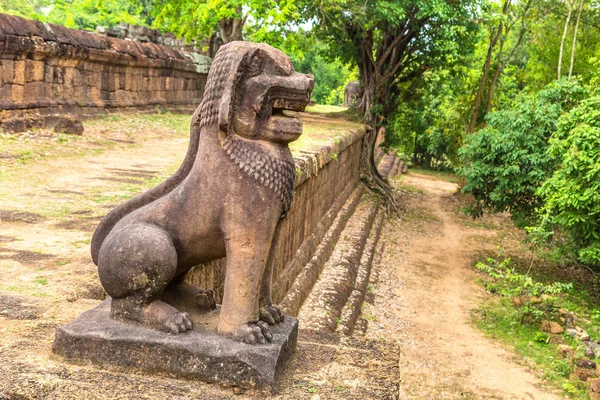 Doğu Mebon Siem Reap, Kamboçya'da bir yaz günü karmaşık Angkor Wat Tapınağı