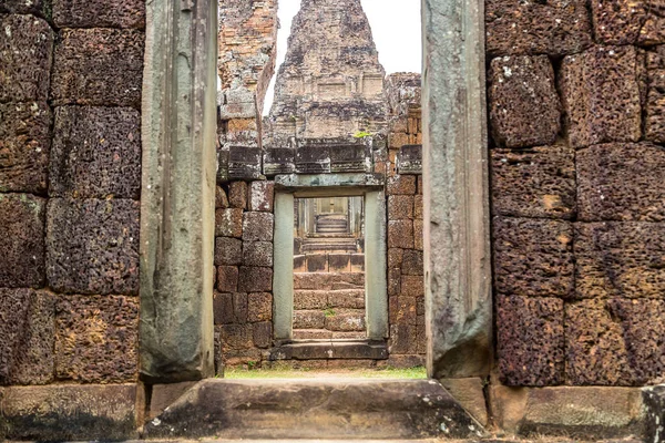 夏の日シェムリ アップ カンボジアの複雑なアンコール ワットの東メボン寺院 — ストック写真