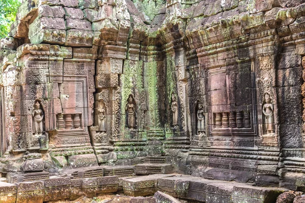 Siem Reap, Kamboçya'da bir yaz günü karmaşık Angkor Wat Tapınağı ta Som