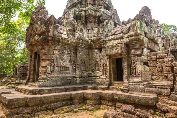 Siem Reap, Kamboçya'da bir yaz günü karmaşık Angkor Wat Tapınağı ta Som