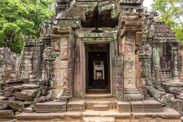 Siem Reap, Kamboçya'da bir yaz günü karmaşık Angkor Wat Tapınağı ta Som