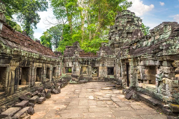 Siem Reap, Kamboçya'da bir yaz günü karmaşık Angkor Wat tapınakta Preah Khan