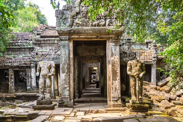 Siem Reap, Kamboçya'da bir yaz günü karmaşık Angkor Wat tapınakta Preah Khan