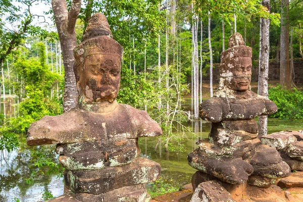 Satır kapısı karmaşık Angkor Wat Siem Reap, Kamboçya'da bir yaz günü içinde içinde içinde heykel