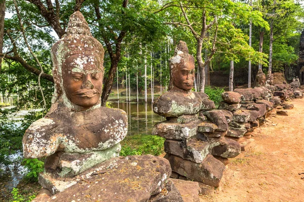 Satır kapısı karmaşık Angkor Wat Siem Reap, Kamboçya'da bir yaz günü içinde içinde içinde heykel
