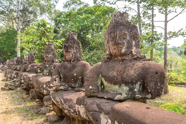 Satır kapısı karmaşık Angkor Wat Siem Reap, Kamboçya'da bir yaz günü içinde içinde içinde heykel