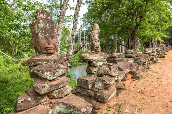 Satır kapısı karmaşık Angkor Wat Siem Reap, Kamboçya'da bir yaz günü içinde içinde içinde heykel
