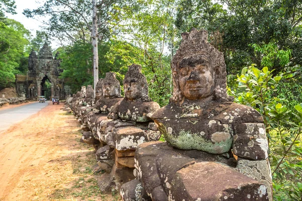 Satır kapısı karmaşık Angkor Wat Siem Reap, Kamboçya'da bir yaz günü içinde içinde içinde heykel
