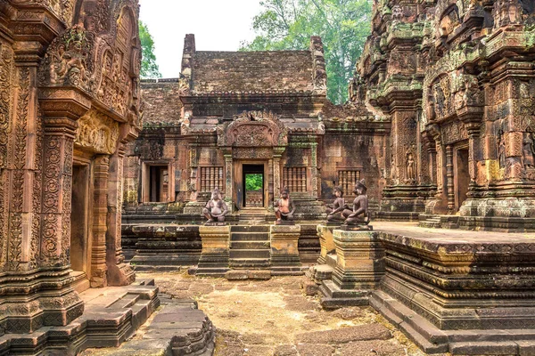 Banteay Srei Siem Reap, Kamboçya'da bir yaz günü karmaşık Angkor Wat Tapınağı