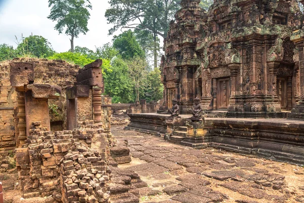 Banteay Srei Siem Reap, Kamboçya'da bir yaz günü karmaşık Angkor Wat Tapınağı