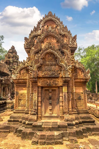 Banteay Srei Siem Reap, Kamboçya'da bir yaz günü karmaşık Angkor Wat Tapınağı