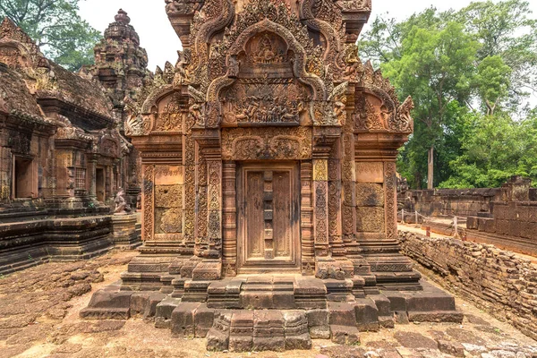 Banteay Srei Siem Reap, Kamboçya'da bir yaz günü karmaşık Angkor Wat Tapınağı
