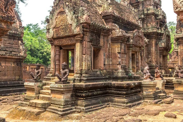 Banteay Srei Siem Reap, Kamboçya'da bir yaz günü karmaşık Angkor Wat Tapınağı