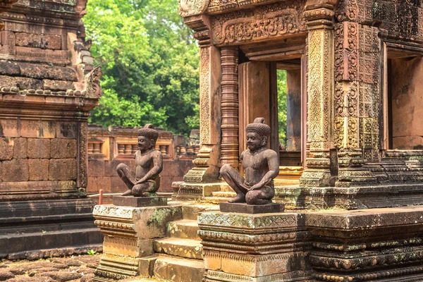 Banteay Srei Siem Reap, Kamboçya'da bir yaz günü karmaşık Angkor Wat Tapınağı