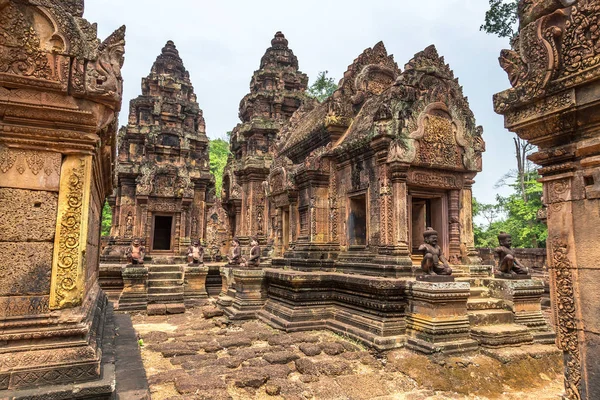 Banteay Srei Siem Reap, Kamboçya'da bir yaz günü karmaşık Angkor Wat Tapınağı