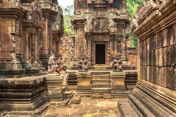 Banteay Srei Siem Reap, Kamboçya'da bir yaz günü karmaşık Angkor Wat Tapınağı
