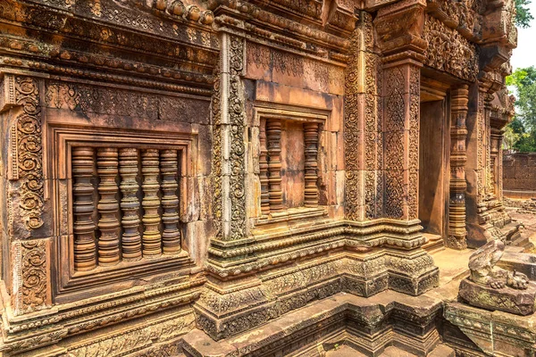 Banteay Srei Siem Reap, Kamboçya'da bir yaz günü karmaşık Angkor Wat Tapınağı