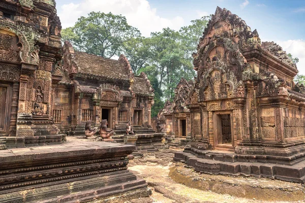 Banteay Srei Siem Reap, Kamboçya'da bir yaz günü karmaşık Angkor Wat Tapınağı