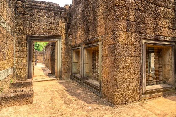 Siem Reap, Kamboçya'da bir yaz günü karmaşık Angkor Wat Tapınağı Banteay Samre