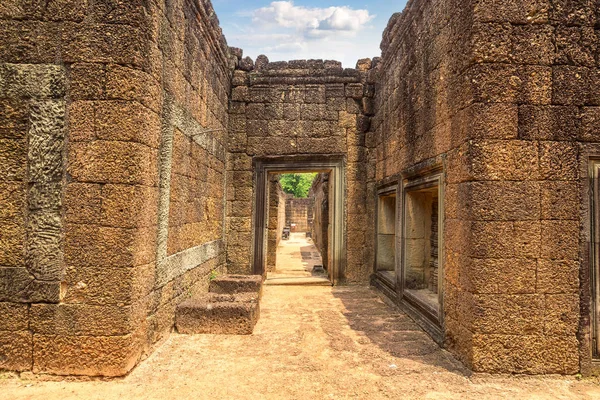 Siem Reap, Kamboçya'da bir yaz günü karmaşık Angkor Wat Tapınağı Banteay Samre