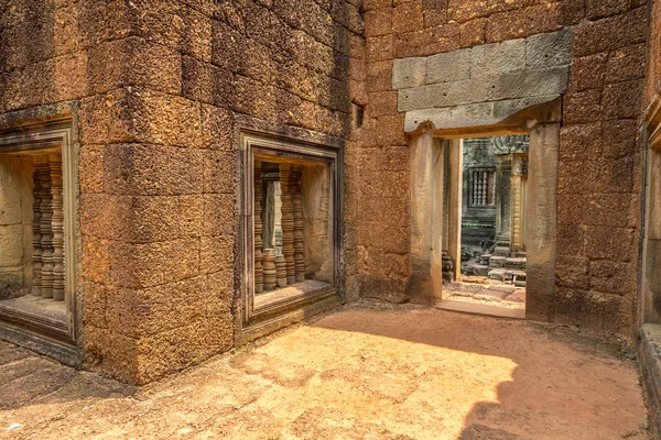 Siem Reap, Kamboçya'da bir yaz günü karmaşık Angkor Wat Tapınağı Banteay Samre