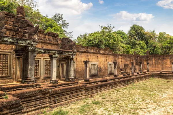 Siem Reap, Kamboçya'da bir yaz günü karmaşık Angkor Wat Tapınağı Banteay Samre