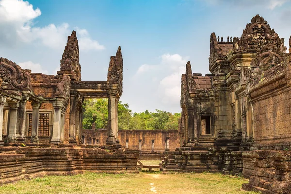 Siem Reap, Kamboçya'da bir yaz günü karmaşık Angkor Wat Tapınağı Banteay Samre