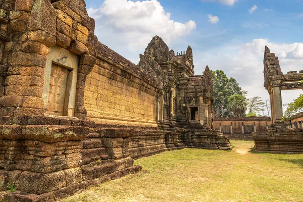 Siem Reap, Kamboçya'da bir yaz günü karmaşık Angkor Wat Tapınağı Banteay Samre